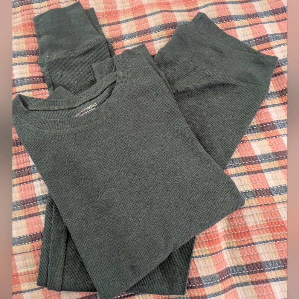 Women's Warm Essentials By Cuddle Duds Green Thermal Set.